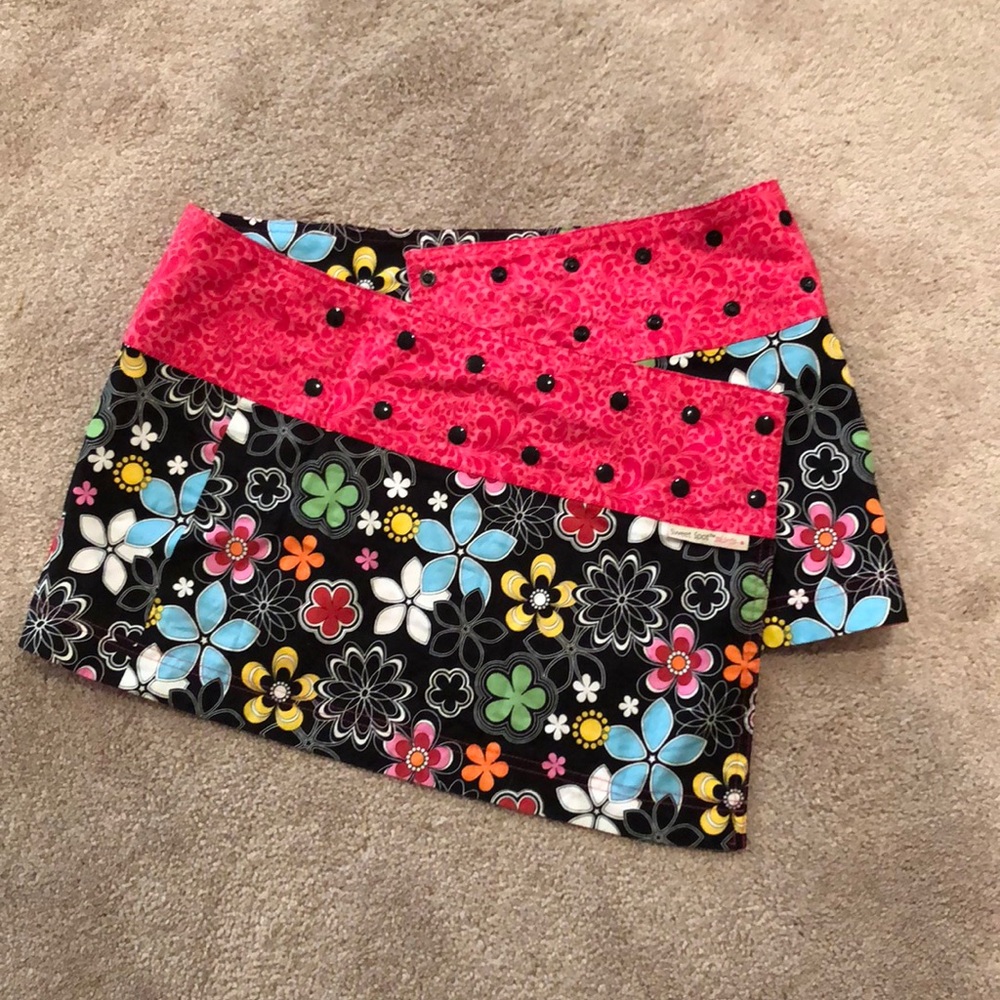 Like new beautiful flower print reversible skirt